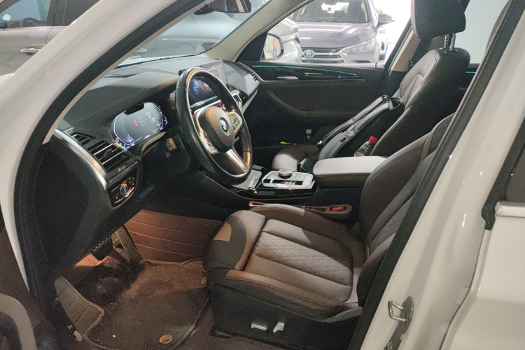 BMW iX3 2023 immagine di auto #15