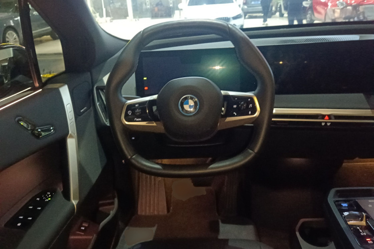 BMW iX 2024 immagine di auto #15