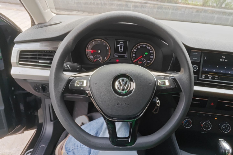 Volkswagen Lavida 2018 car image #15
