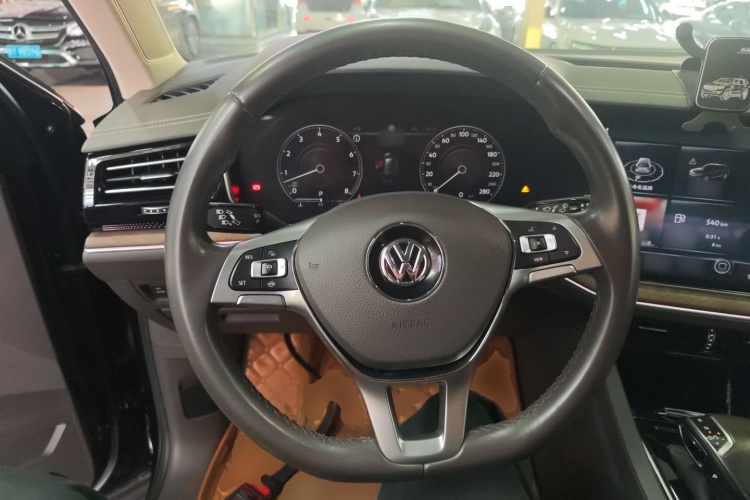 Volkswagen Touareg 2018 car image #15