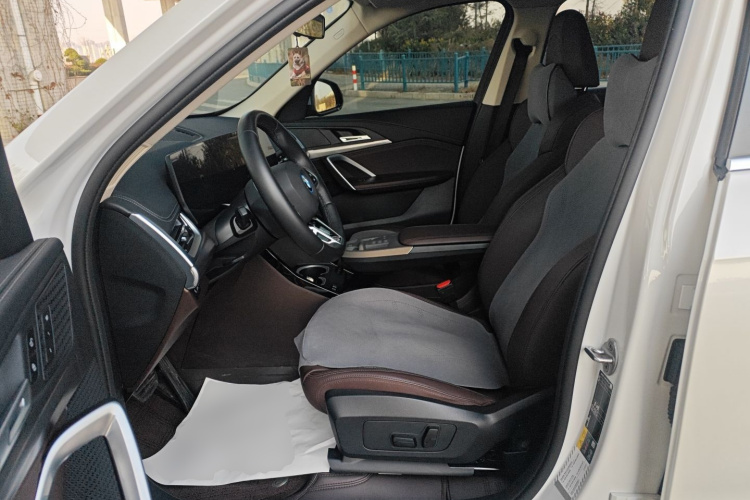 BMW iX1 2025 #15 BMW iX1 2025 صورة سيارة #15