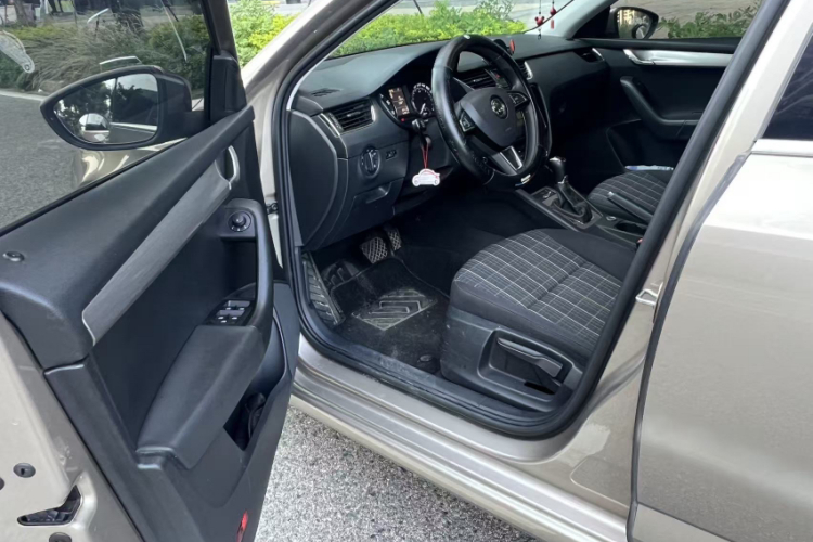 Skoda Octavia 2019 car image #15