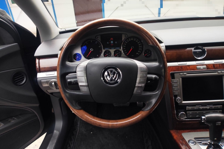 Volkswagen Pheaton 2011 immagine di auto #15