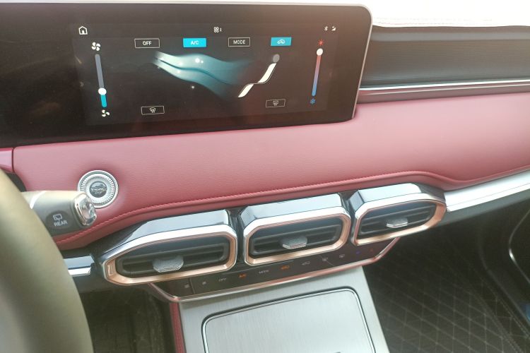 X70 PLUS 2025 #15 X70 PLUS 2025 car image #15
