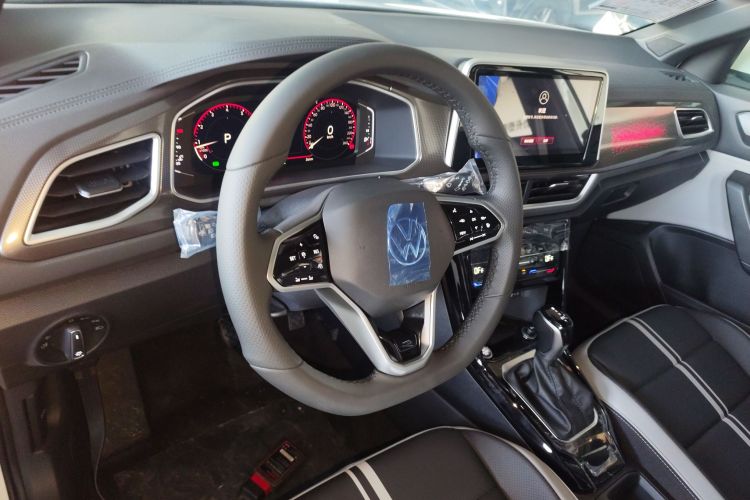 Volkswagen T-Roc 2025 car image #15