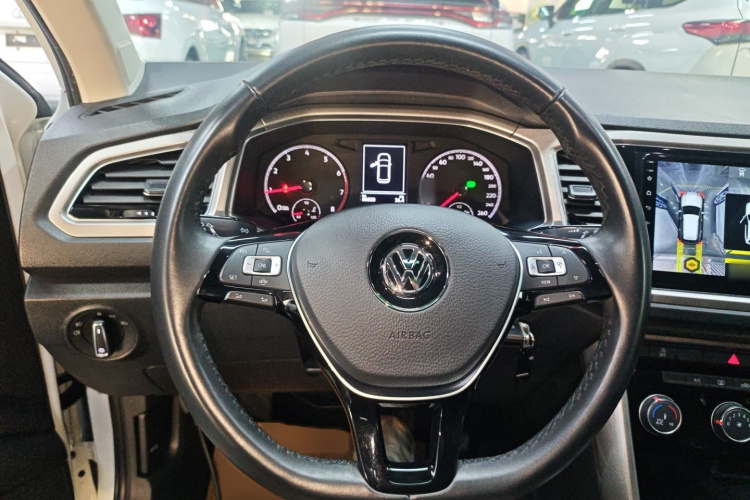 Volkswagen T-Roc 2020 car image #15
