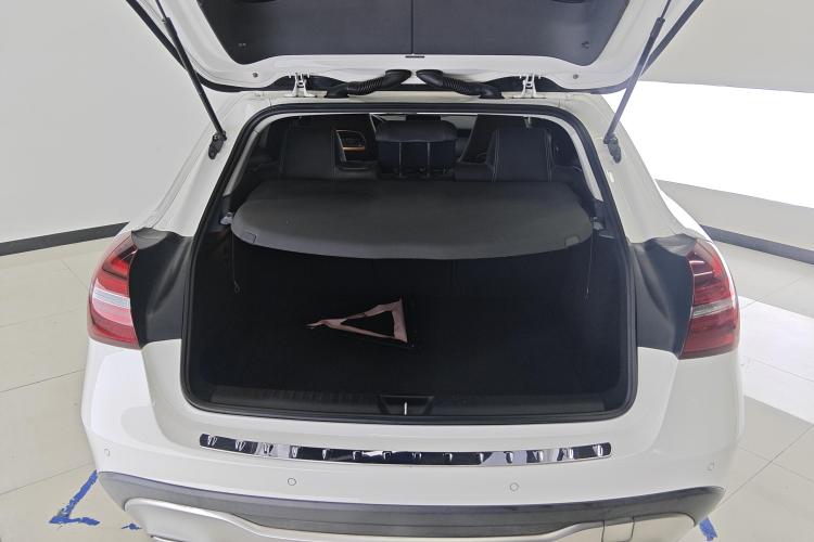 Mercedes-Benz GLA Class 2018 car image #15