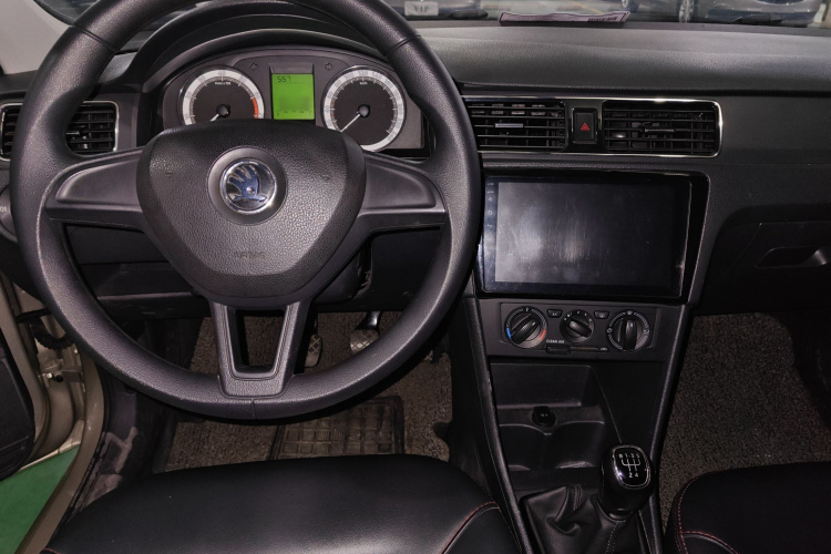 Skoda Rapid 2017 car image #15
