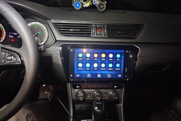 Skoda Superb 2019 #15 Skoda Superb 2019 car image #15