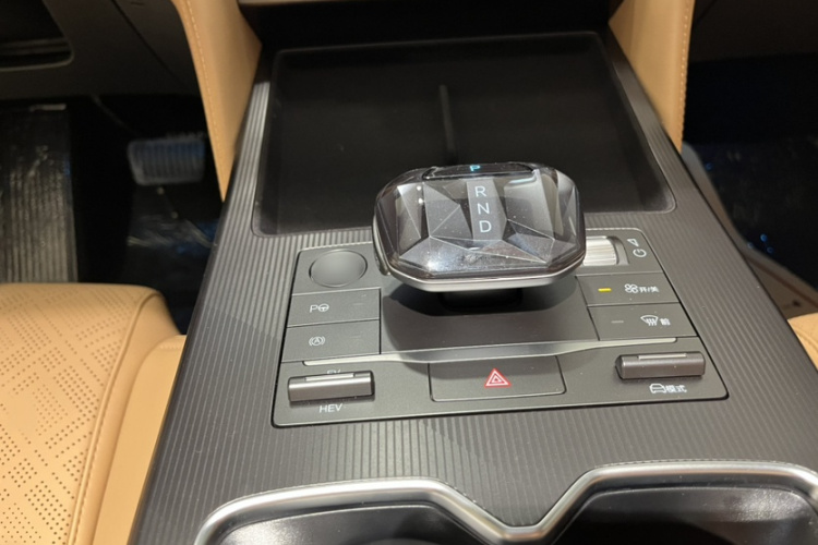 BYD SongL DM-i 2025 #15 BYD SongL DM-i 2025 car image #15