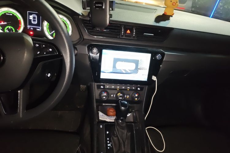 Skoda Superb 2019 car image #15