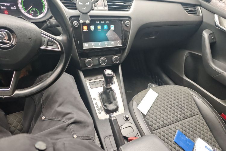 Skoda Octavia 2018 car image #15