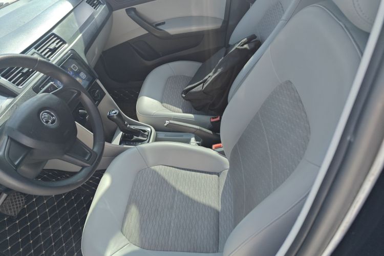 Skoda Rapid 2017 car image #15