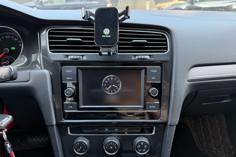 Volkswagen Golf 2018 car image #15