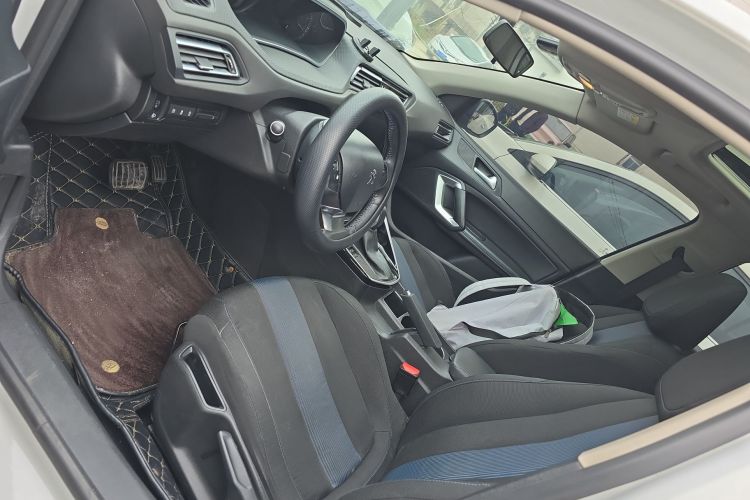 Peugeot 308 2019 car image #15