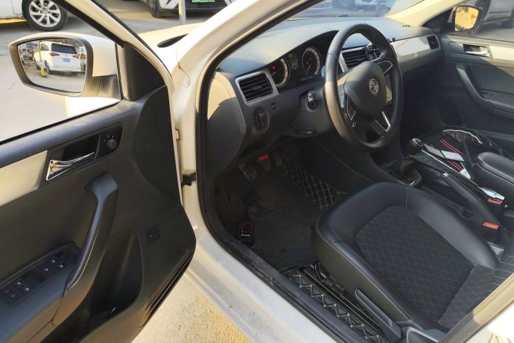 Skoda Rapid 2018 car image #15