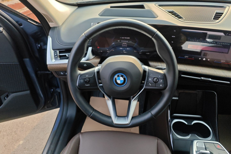 BMW iX1 2023 car image #15