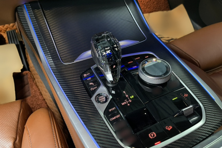 BMW X7 2020 car image #15