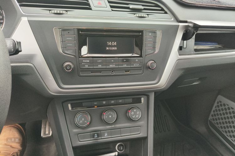 Volkswagen Touran 2017 car image #15