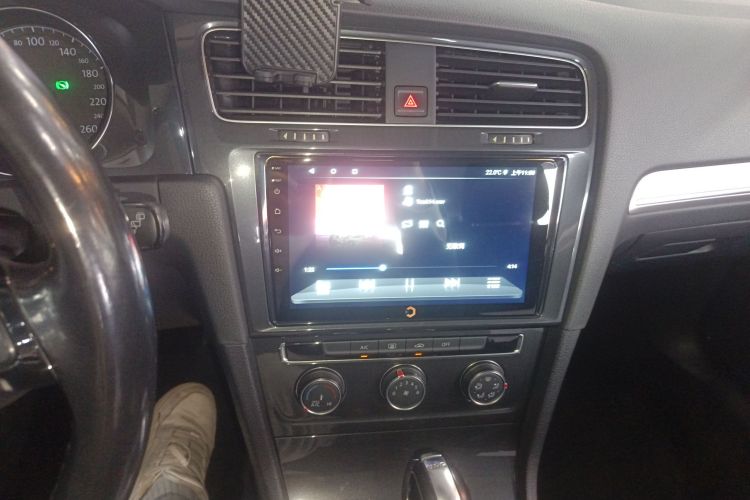 Volkswagen Golf 2019 car image #15