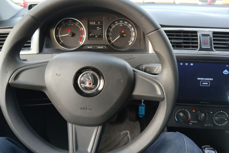 Skoda Rapid Spaceback 2017 car image #15