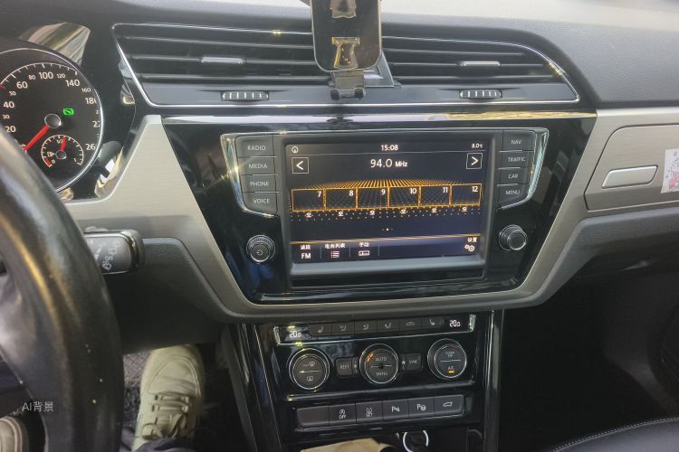 Volkswagen Touran 2018 car image #15