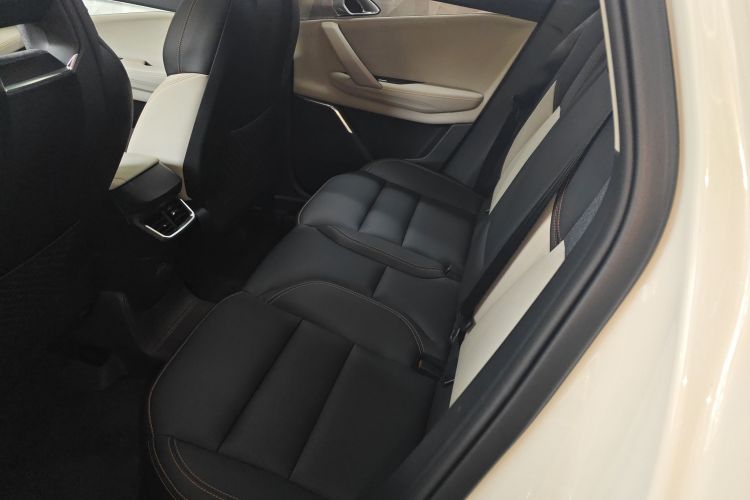Lynk & Co 06 EM-P 2025 car image #15