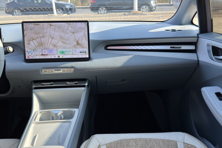 MG 4 EV 2025 car image #15