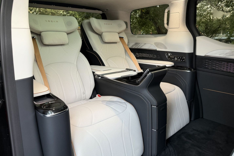 极氪 极氪009 2024 汽车图片 #15