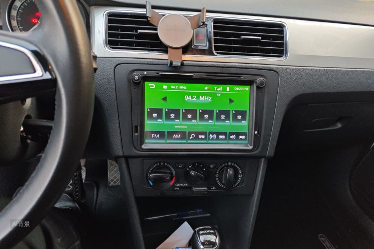 Skoda Rapid 2018 car image #15