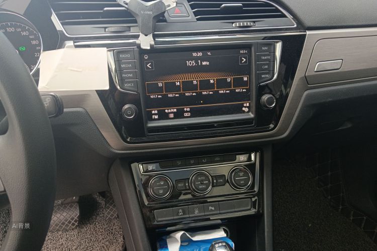 Volkswagen Touran 2018 car image #15