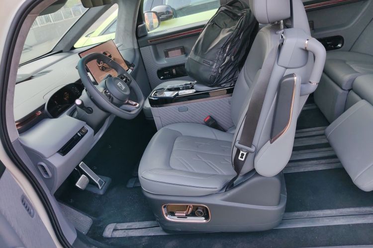 极氪 极氪MIX 2024 汽车图片 #15