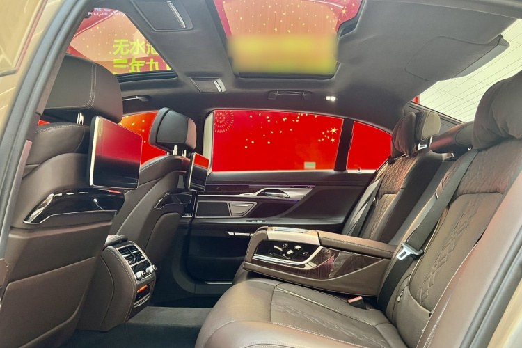 BMW 7 Series 2018 car image #15