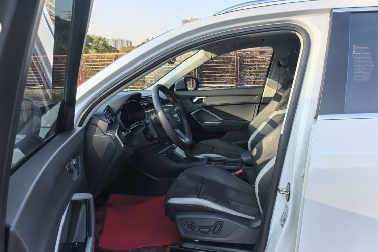 Audi Q3 2019 car image #15