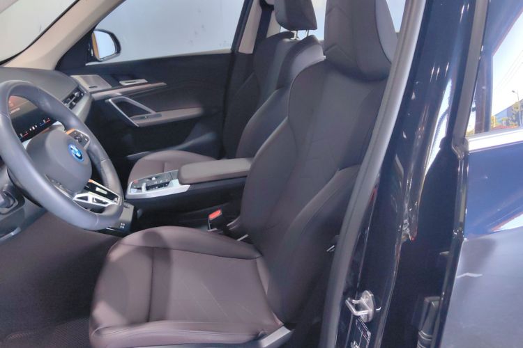 BMW iX1 2024 car image #15