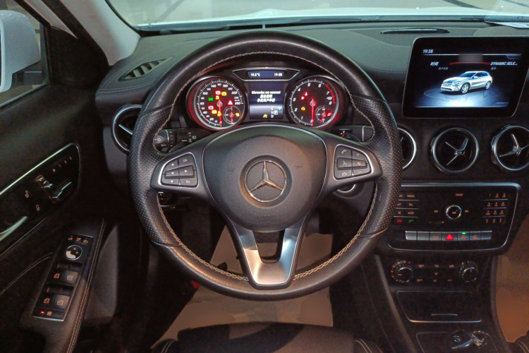 Mercedes-Benz GLA Class 2018 car image #15