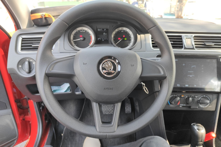 Skoda Rapid Spaceback 2018 car image #15