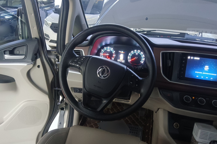 Forthing Lingzhi 2020 #15 Forthing Lingzhi 2020 car image #15