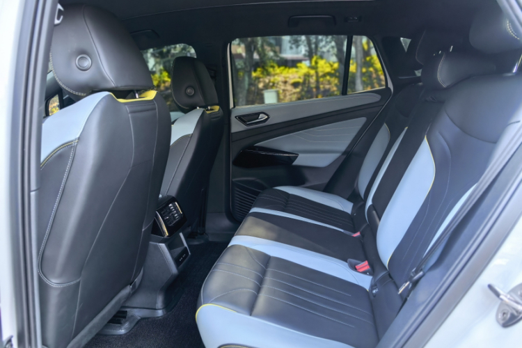 Volkswagen ID.4 X 2025 car image #15