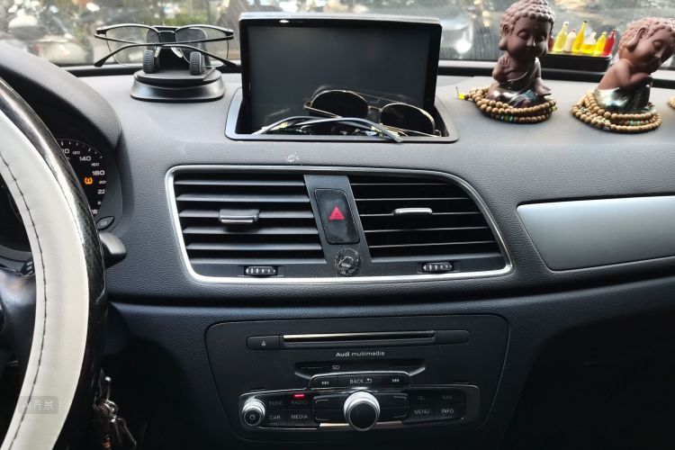 Audi Q3 2016 car image #15