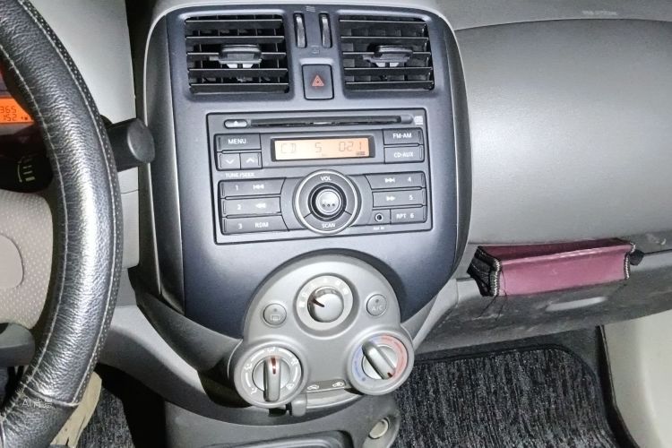 Nissan Sunny 2013 #15 Nissan Sunny 2013 car image #15