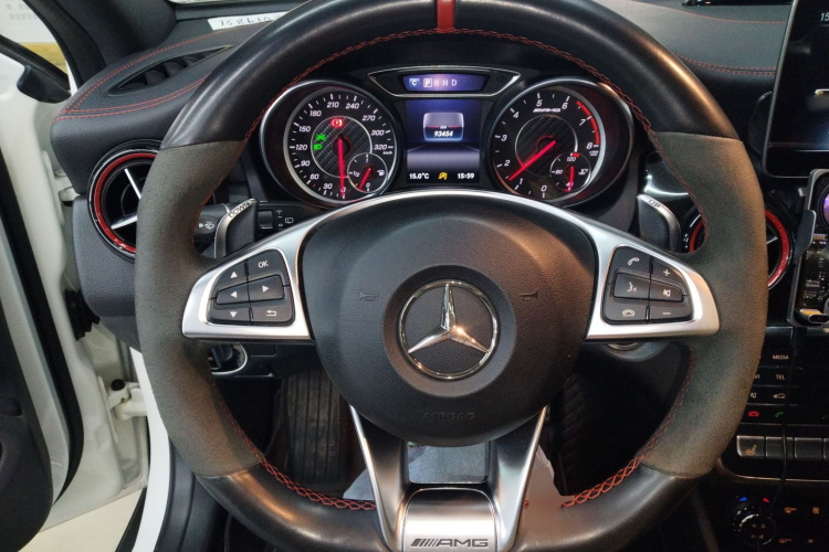 Mercedes-Benz GLA AMG 2018 imagem de carro #15