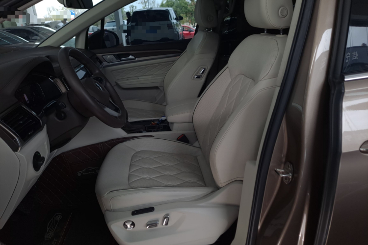 Volkswagen Viloran 2020 car image #15