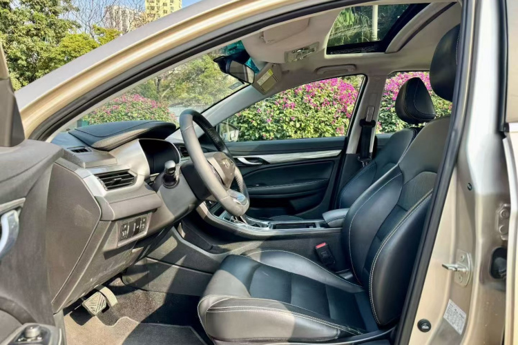 GEELY Emgrand 2019 car image #15
