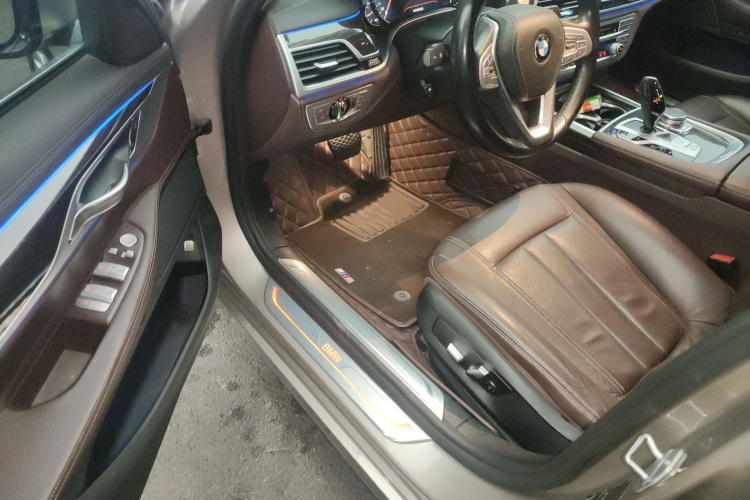 BMW 7 Series 2018 car image #15