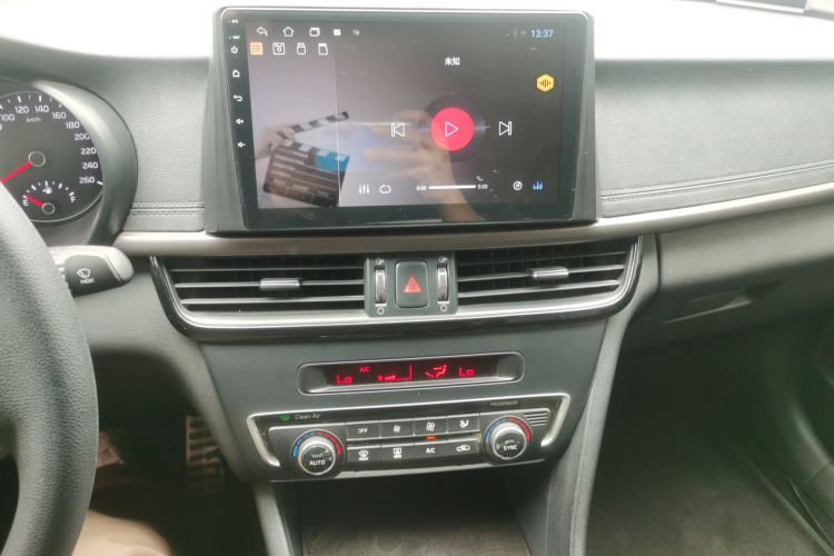 Kia K5 2017 car image #15