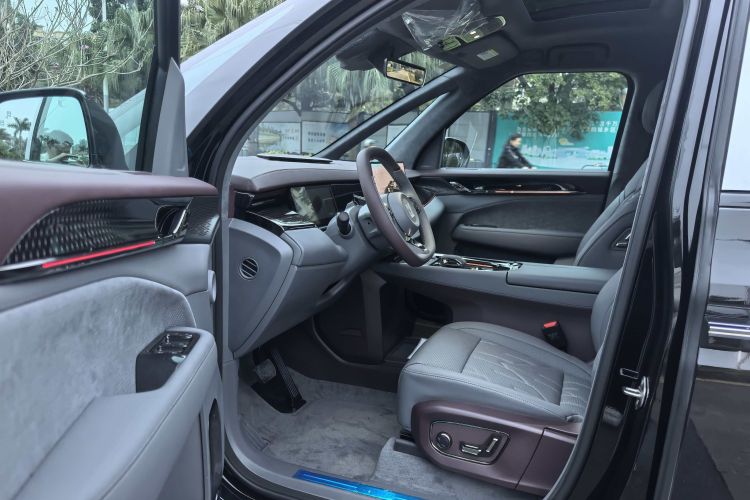 Zeekr 009 2025 car image #15