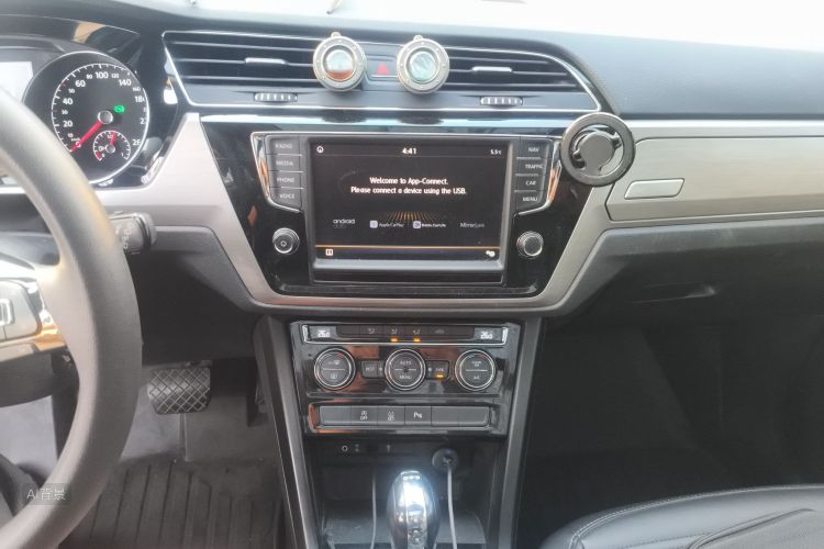 Volkswagen Touran 2019 car image #15