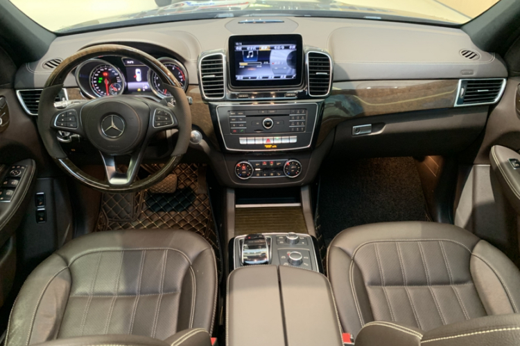 Mercedes-Benz GLS Class 2018 car image #15