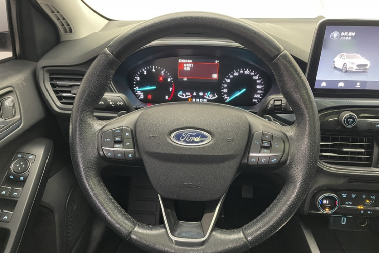 Ford Focus Active 2020 #15 Ford Focus Active 2020 صورة سيارة #15